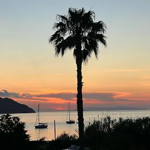 https://appartamenti-lucry.it-tuscanyhotel.com